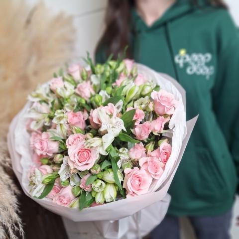 Букет кустовых розовых роз (эльба) с альстромерией 9/8 NEW