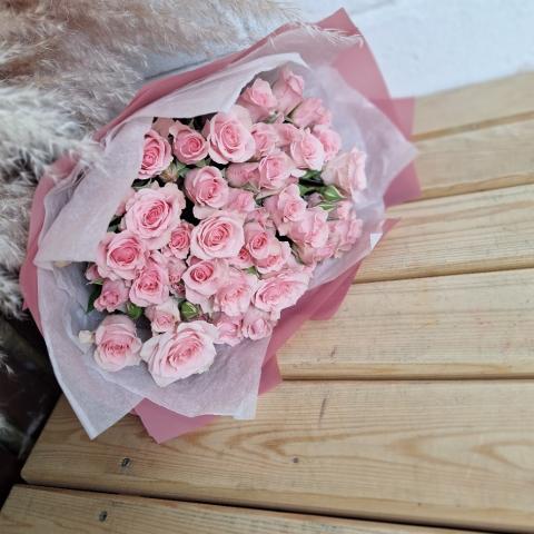 Букет кустовых роз эльба 15/тишью + калька