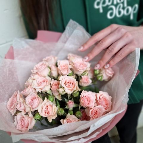Букет кустовых роз эльба 7/тишью + калька